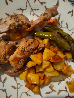 Una foto de Conejo guisado con patatas y pimiento verde