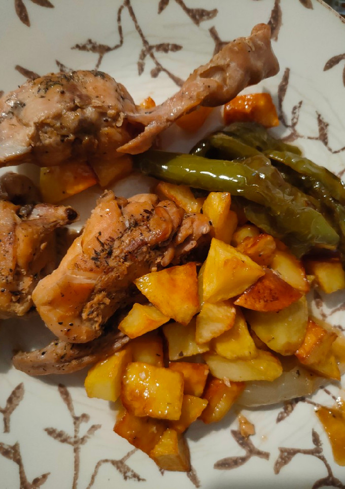 Una foto de Conejo guisado con patatas y pimiento verde