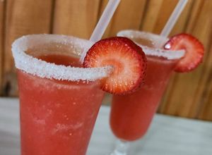 Una foto de 🍓🍸🍹Daikiri de frutilla 🍹🍸🍓