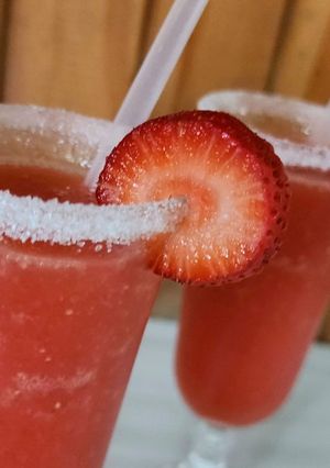 Una foto de 🍓🍸🍹Daikiri de frutilla 🍹🍸🍓