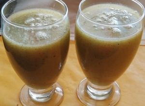 Una foto de Jugo de manzana y kiwi