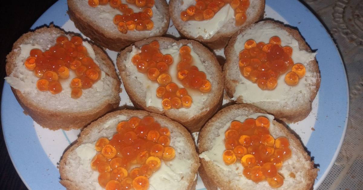 Канапе с икрой минтая. Бутерброды с икрой. Бутерброды с икрой. Икра кеты на бутерброде. Бутерброды с икрой белой.