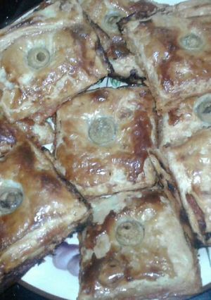 صورة لوصفة مربعات البيتزا (كوكا) بصلصة الطماطم
