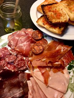 Una foto de Embutido y pan con tomate para un aperitivo delicioso 😋
