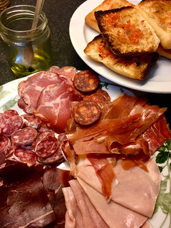 Una foto de Embutido y pan con tomate para un aperitivo delicioso 😋