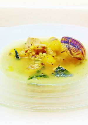 Foto di Zuppa di pesce con fregola sarda, cavolo nero e datterini gialli