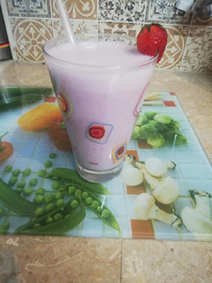 A picture of Strawberry 🍓 milk shake.