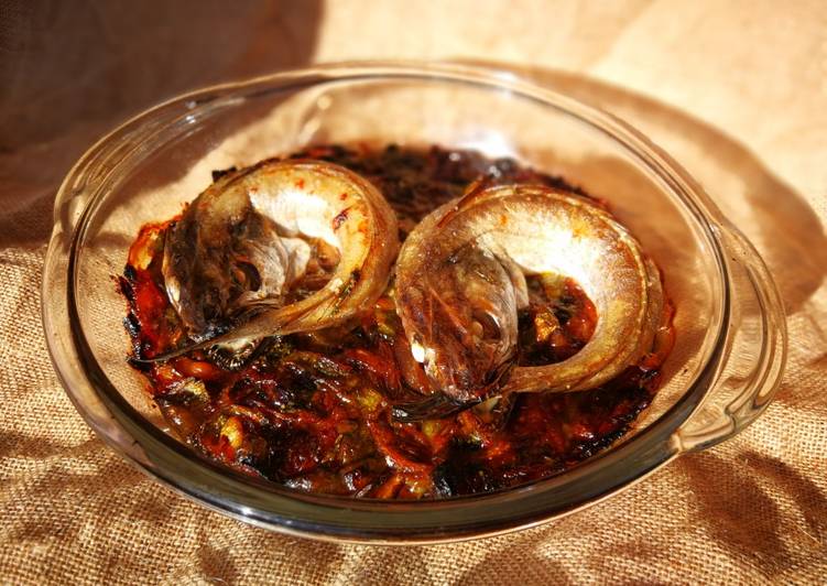 Merlucitas sobre cama de verduras al horno