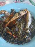 Meloso de fideos negros, con cangrejo azul y allioli negat
