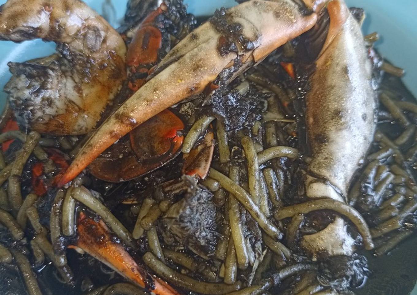 Meloso de fideos negros, con cangrejo azul y allioli negat