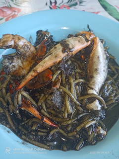 Una foto de Meloso de fideos negros, con cangrejo azul y allioli negat