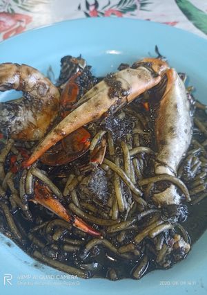 Una foto de Meloso de fideos negros, con cangrejo azul y allioli negat