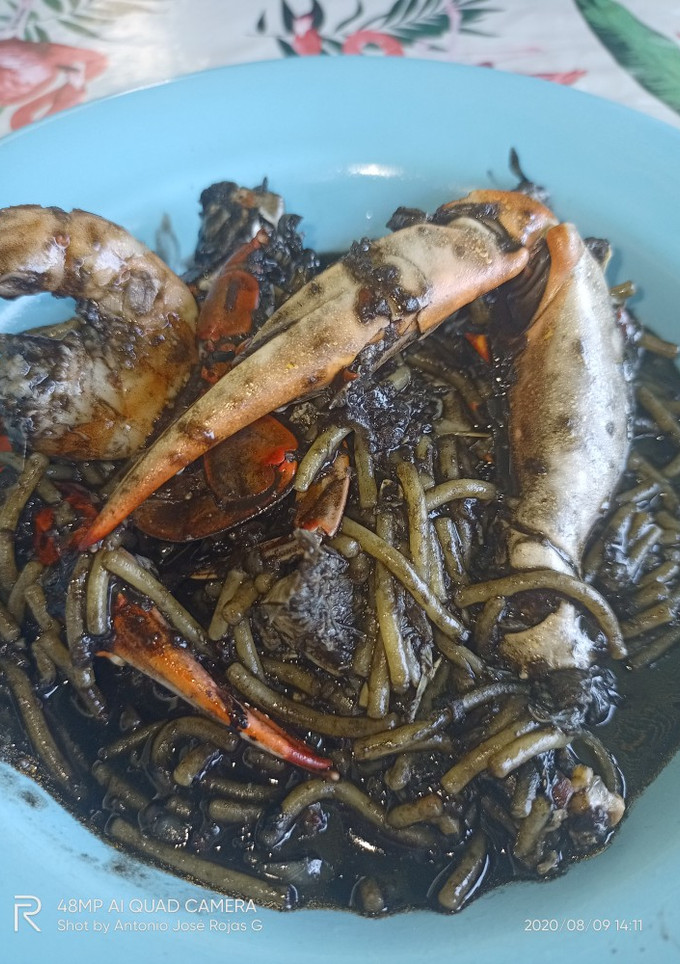 Una foto de Meloso de fideos negros, con cangrejo azul y allioli negat