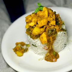 A picture of Steamed rice /chicken curry.