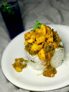 A picture of Steamed rice /chicken curry.