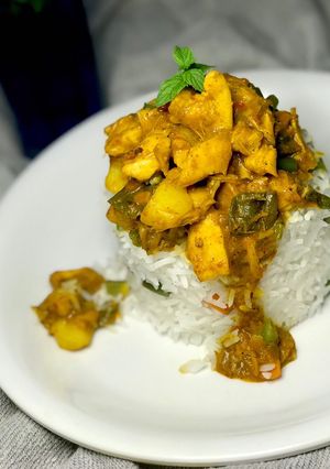 A picture of Steamed rice /chicken curry.