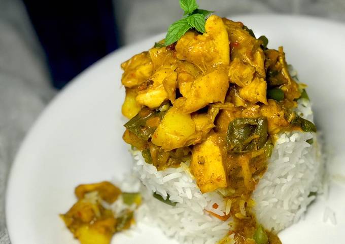 Steamed rice /chicken curry