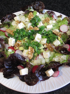 Una foto de Hojas de ensalada morada con quinua y queso de cabra o tofu