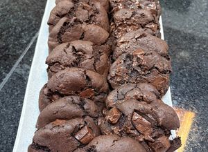 Una foto de Cookies brownie doble chocolate 🍫