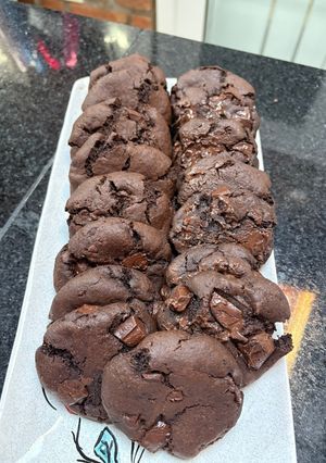 Una foto de Cookies brownie doble chocolate 🍫