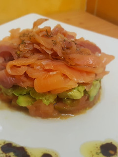 Una foto de Tartar de salmón ahumado, aguacate y tomate