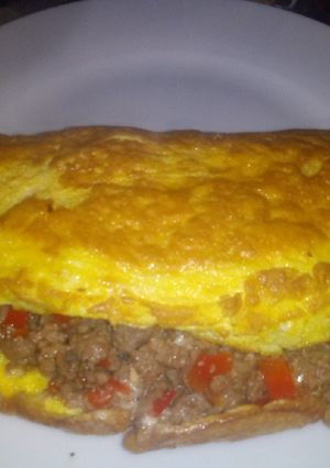 Una foto de Omelette de carne y queso