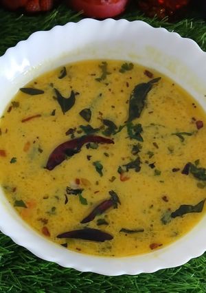 A picture of Kathiyawadi kadhi.