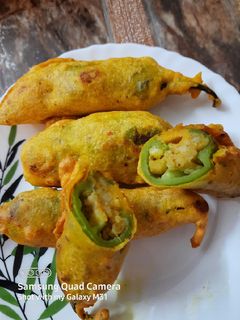 मिर्ची बड़े(Mirch bade recipe in Hindi) रेसिपी मुख्य फोटो