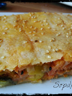 Una foto de Empanada de verduras con atún y aceitunas