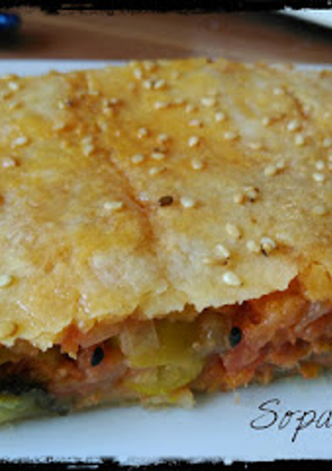 Una foto de Empanada de verduras con atún y aceitunas