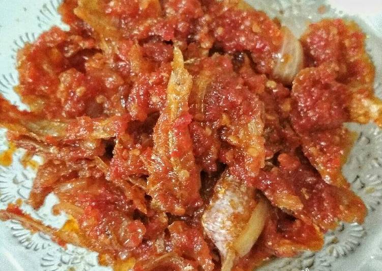 Bagaimana Membuat Sambal Ikan Asin Kapas, Enak