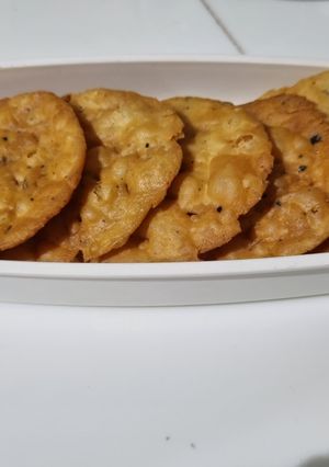 A picture of Jeera namkeen puri.