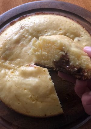 Una foto de Bizcochuelo sin horno con sorpresa de dulce de leche