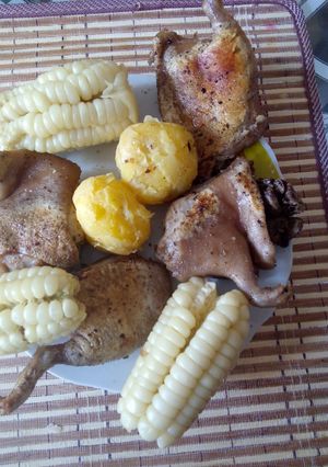 Una foto de Cuy dorado con choclos