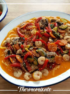 Una foto de Tallarines con verduras y gambas al curry con Thermomix