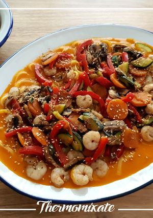 Una foto de Tallarines con verduras y gambas al curry con Thermomix
