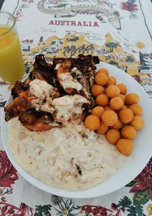Una foto de Pollo al horno con salsa de champiñones y noisettes