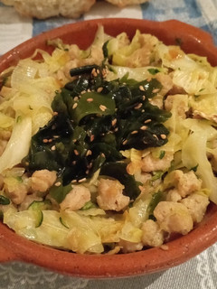 Una foto de Soja texturizada con ensalada de alga wakame