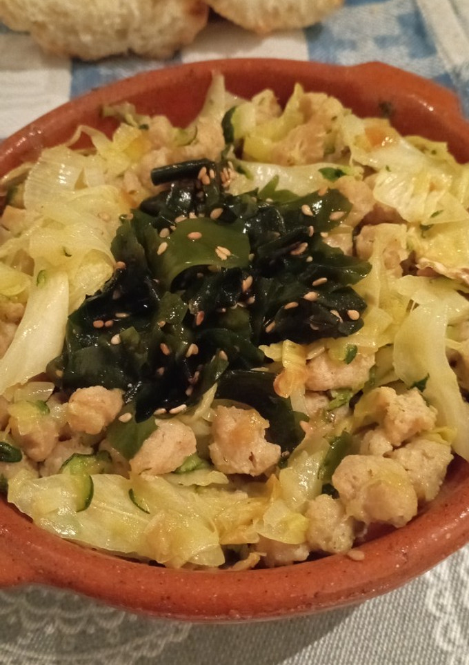 Una foto de Soja texturizada con ensalada de alga wakame