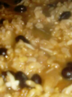 Una foto de Guiso de porotos negros y arroz yamaní