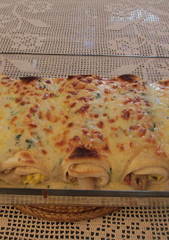 Una foto de Enrollados de pan de molde con espárragos y bechamel al horno