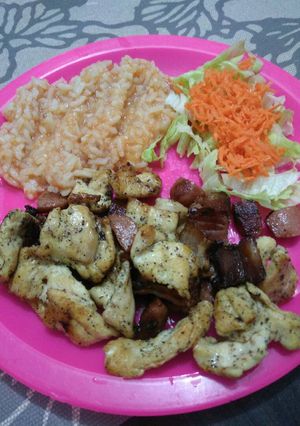 Una foto de Pollo con carnes frías