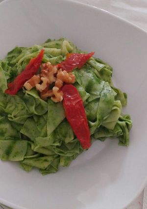 Foto di Pappardelle di pasta fresca con pesto di cavolo nero