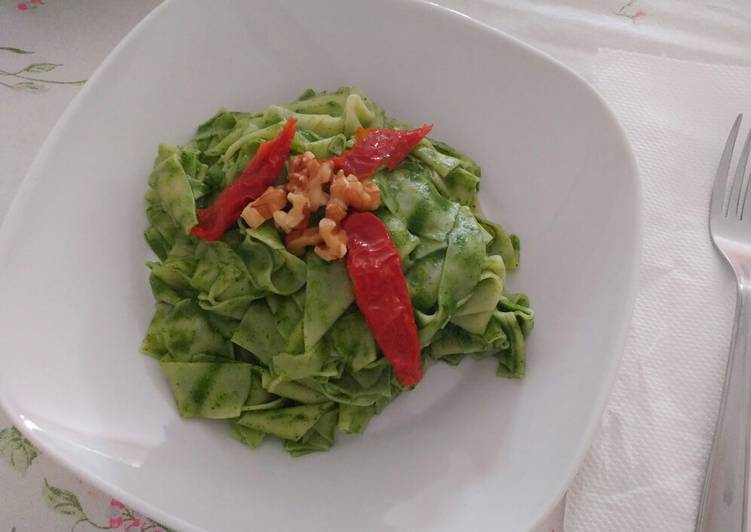 Pappardelle di pasta fresca con pesto di cavolo nero