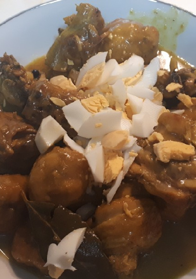 Una foto de Pollo en salsa con albóndigas😋😊