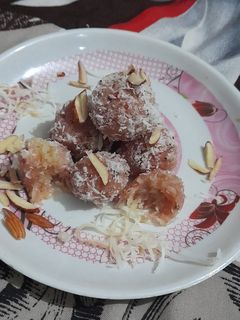 पिंक नारियल कोकोनट के लड्डू (Pink nariyal coconut ke laddu recipe in Hindi) रेसिपी मुख्य फोटो