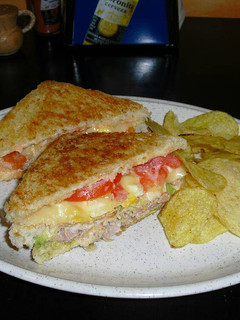 Una foto de Sándwich de atún, millo, mayonesa, lechuga, jamón y queso