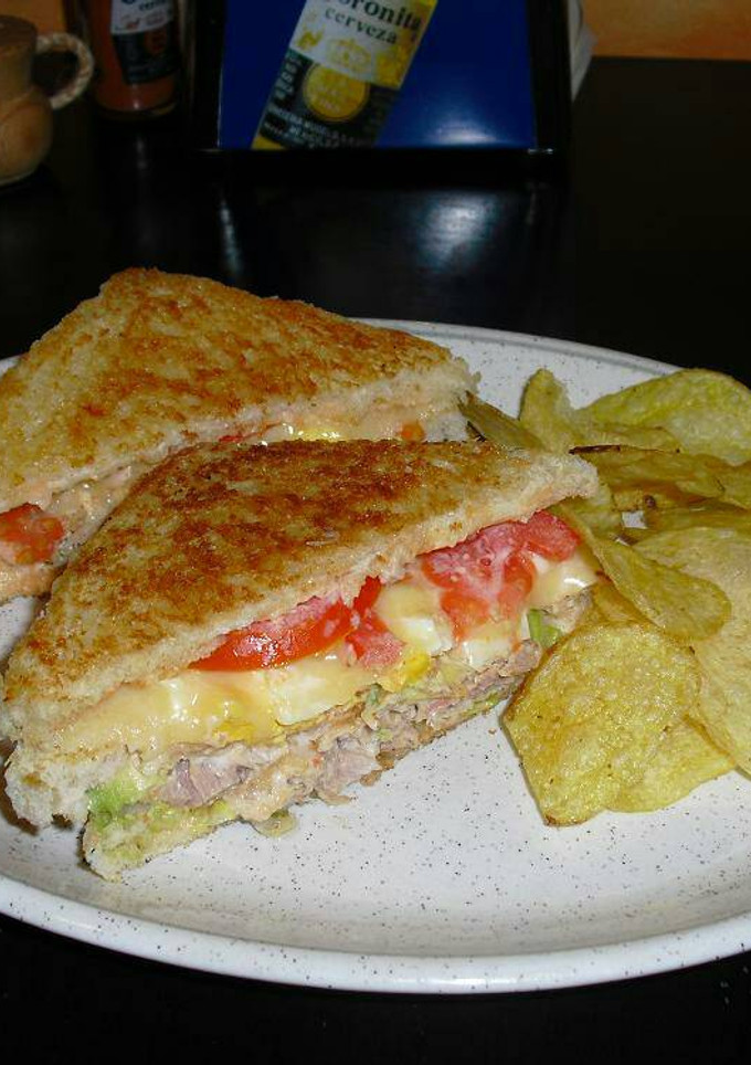 Una foto de Sándwich de atún, millo, mayonesa, lechuga, jamón y queso