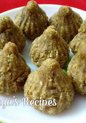 खजुर -बिस्किट मोदक (khajur biscuit modak recipe in marathi) रेसिपी चे मुख्य फोटो 