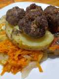 Verduras rehogadas coronadas con albóndigas doradas